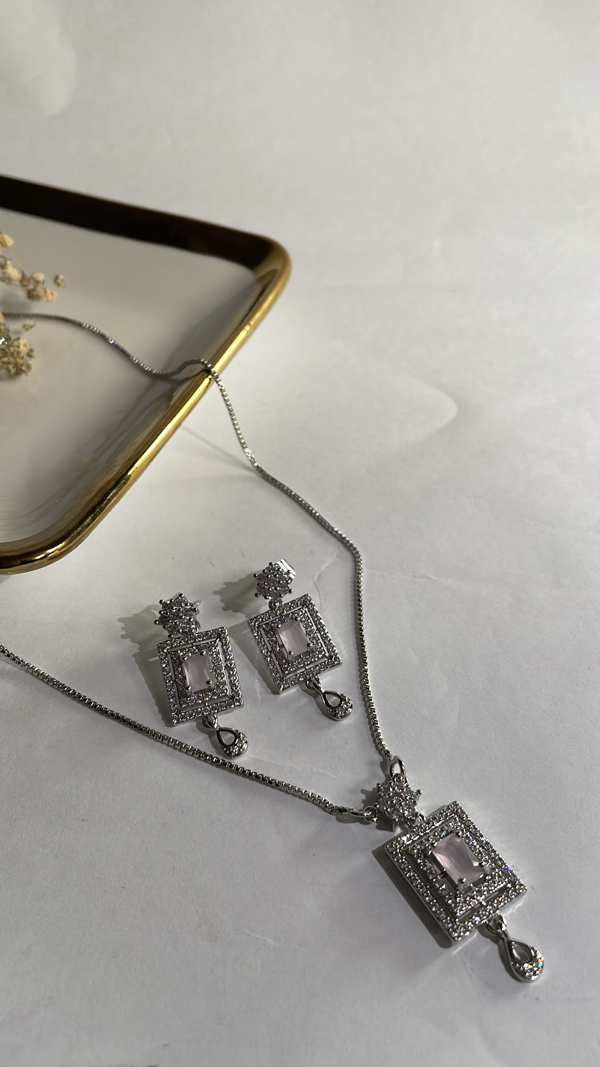 09802E64-2795-4D91-81B3-FDABE907C8F2 Timeless treasure necklace set - Image 1